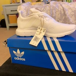✨NEVER WORN✨ Adidas swift run sneakers!